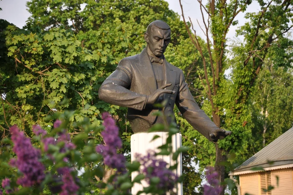 Памятник С.В. Рахманинову в Ивановке