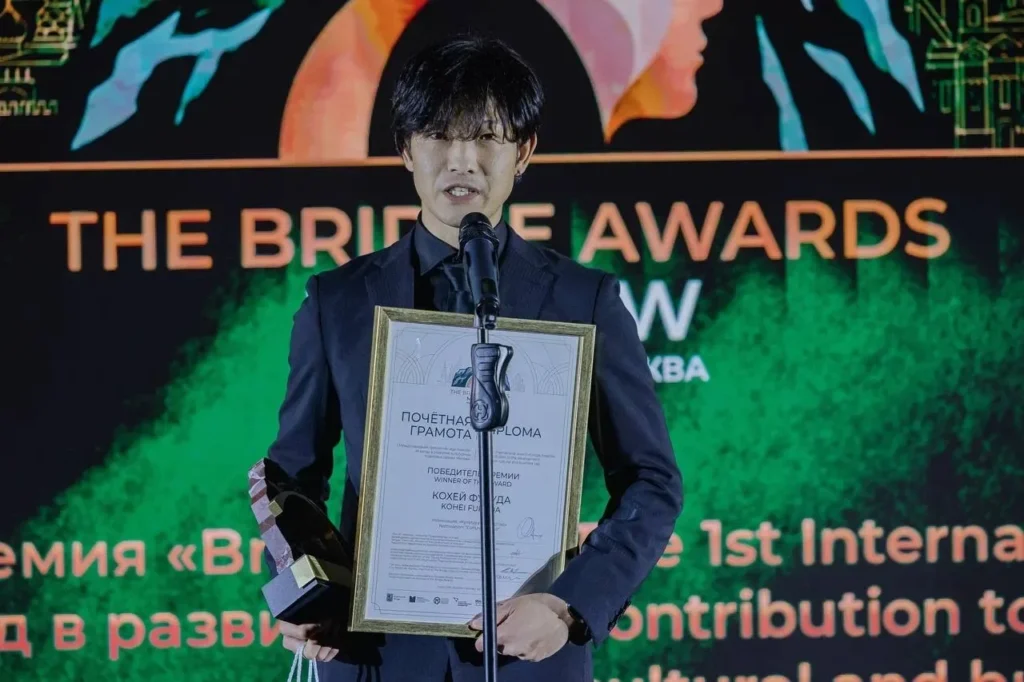 Кохей Фукуда из НОВАТа стал лауреатом премии BRIDGE AWARDS: награда из рук Стивена Сигала