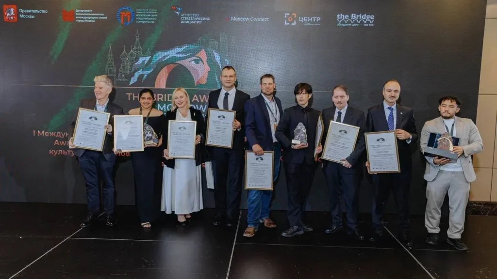 Кохей Фукуда из НОВАТа стал лауреатом премии BRIDGE AWARDS: награда из рук Стивена Сигала