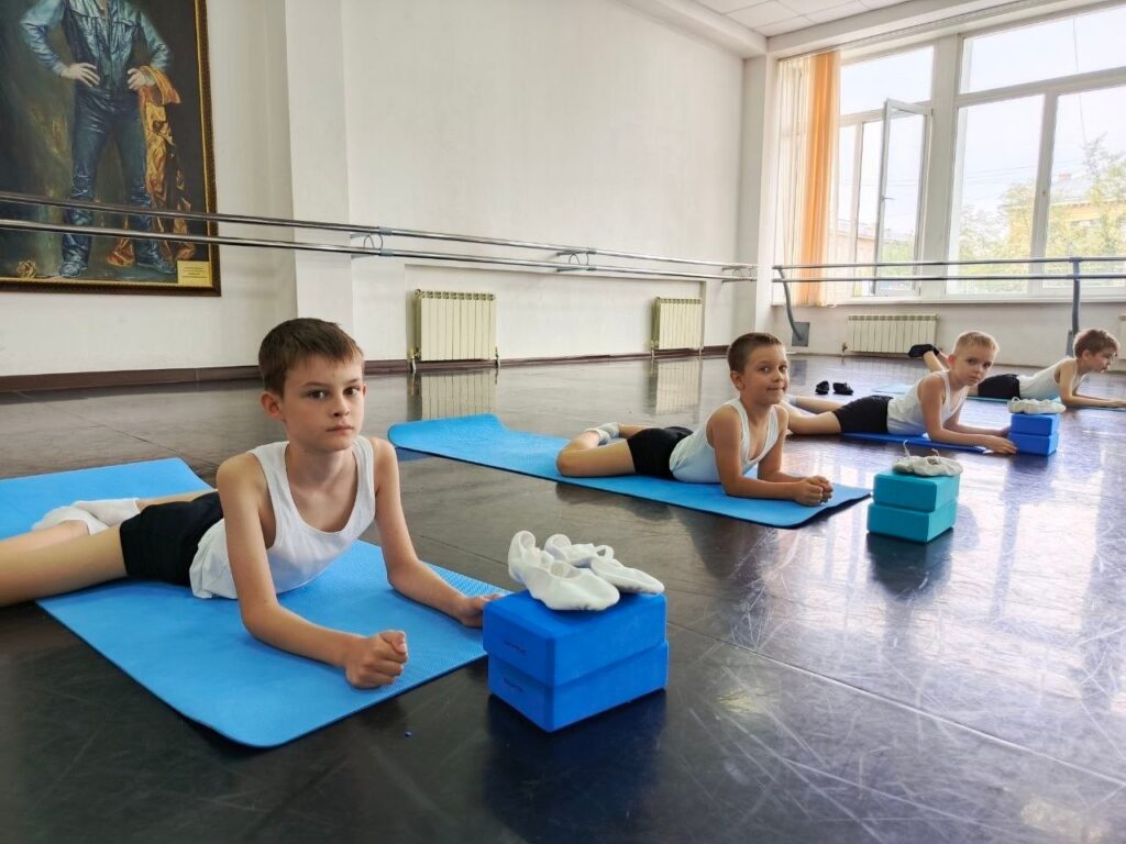 За фасадом театра — мир, где воспитывают будущих звёзд. Единственное балетное училище Новосибирска открывает просмотр детей