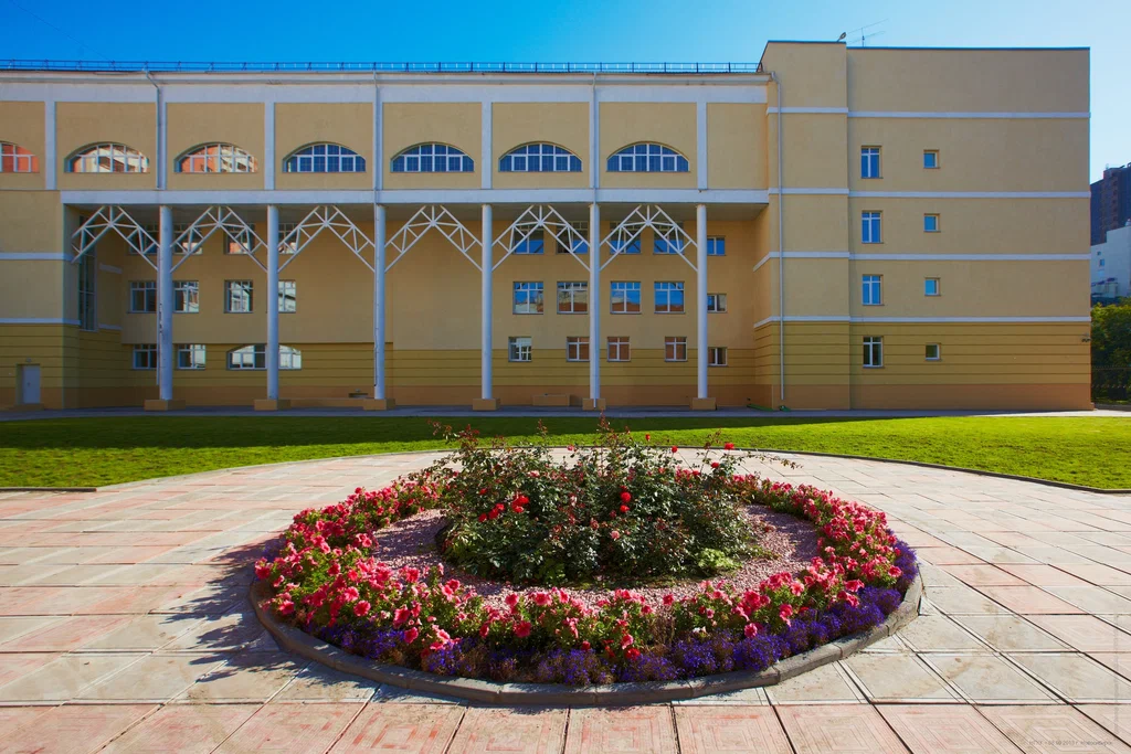 За фасадом театра — мир, где воспитывают будущих звёзд. Единственное балетное училище Новосибирска открывает просмотр детей