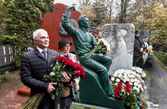 На Новодевичьем кладбище открыли памятник Юрию Григоровичу На Новодевичьем кладбище открыли памятник Юрию Григоровичу