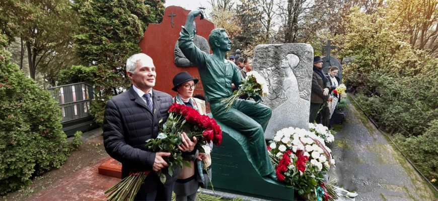 На Новодевичьем кладбище открыли памятник Юрию Григоровичу